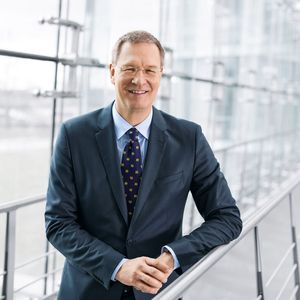 "Wir konnten unsere führende Position in Deutschland und Europa ausbauen und haben auch in den hart umkämpften Wachstumsmärkten in den USA und wichtigen asiatischen Märkten 2018 Marktanteile gewonnen“, erklärte der neue Vorstandsvorsitzende von Festo, Oliver Jung.