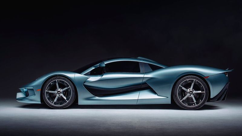 Beim Hennessey spannt sich die Außenhaut denkbar flach über die 20 bzw. 21 Zoll großen und mit Michelin-Reifen bestückten Räder. (Bild: Hennessey)