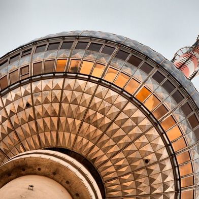 Leuchttürme geben Orientierung auf dem Meer, Fernsehtürme in der Stadt. Digitale Leuchttürme weisen dagegen den Weg in die Zukunft. (Bild: © Radoslaw Maciejewski – stock.adobe.com)