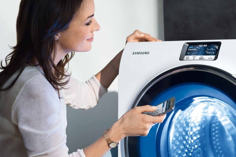 Die Samsung-Waschmaschine WW9000 Crystal Blue lässt sich auch per App steuern. (Bild: Samsung)