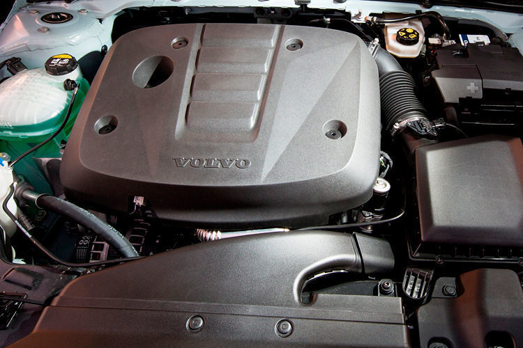 Zur Markteinführung im Frühjahr 2018 stehen für den XC40 zunächst zwei kräftige Vierzylindermotoren zur Verfügung, die serienmäßig mit Achtgangautomatik und Allradsystem gekoppelt sind. (Volvo )