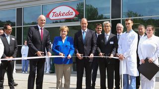 Bundeskanzlerin Angela Merkel eröffnete gemeinsam mit Ministerpräsident Dietmar Woidke (links), dem japanischen Botschafter Takeshi Yagi (rechts) sowie Takeda President & CEO Christophe Weber das neue Produktionsgebäude von Takeda in Oranienburg.  (Takeda)
