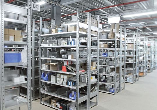Die Fachbodenregale bieten bei einer Fachlast von 100 kg und einer Feldlast von jeweils bis zu 385 kg auf den Bühnenebenen rund 26.000 Lagerplätze für Kleinartikel. Die Fachbodenregale bieten bei einer Fachlast von 100 kg und einer Feldlast von jeweils bis zu 385 kg auf den Bühnenebenen rund 26.000 Lagerplätze für Kleinartikel.