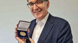 Portrait von Prof. Dr. Peter H. Seeberger mit Emil-Fischer-Medaille (Max-Planck-Institut für Kolloid- und Grenzflächenforschung / Juliane Jury)