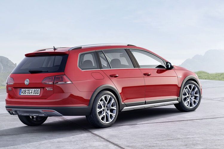 Erkennbar ist der Altrack an neu gestalteten Stoßfänger mit silberfarbenem Unterfahrschutz vorn und hinten, Waben-Kühlergrill, schwarzen Radlaufverbreiterungen und mattsilbernen Seitenschwellern. (Foto: Volkswagen)