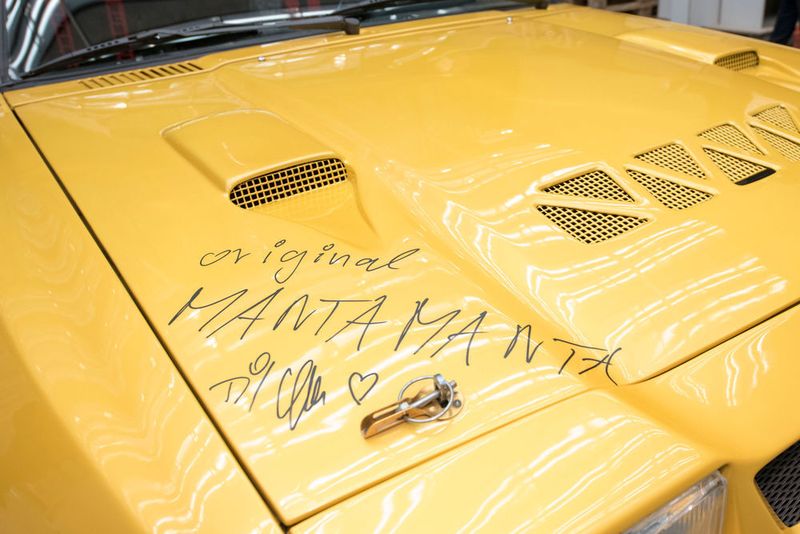 Auf dem Original-Manta hat tatsächlich Til Schweiger unterschrieben. (Haus der Geschichte / Jennifer Zumbusch)