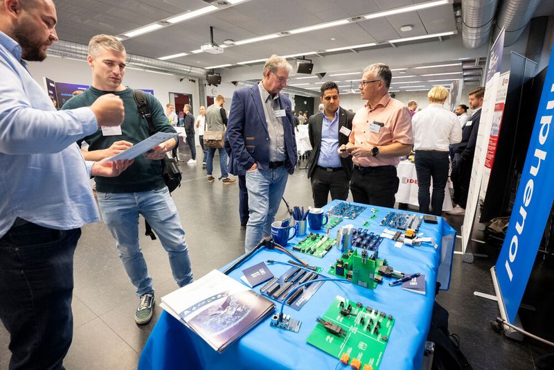 Begleitende Tischausstellung: Unternehmen haben hre Neuheiten, Innovationen und praxisnahe Lösungen für die Herausforderungen der Automatisierung und Digitalisierung in der Industrie präsentiert. (Bild: Thomas Entzeroth)