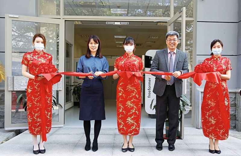 Zhao Tong, Geschäftsführer der Arburg-Organisationen in China (2. v.r.) und Huan Yin (4. v.r.), Business Development Director, eröffneten im März 2021 offiziell das Arburg Prototyping Center in Shanghai. Dort stehen nun vier Freeformer für die additive Fertigung von Benchmark-Teilen und Kundenschulungen zur Verfügung. (Arburg)