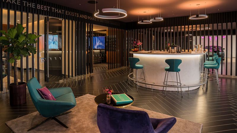 Die Bar ist ein zentrales Showroom-Element. (Bild: Rolls-Royce)