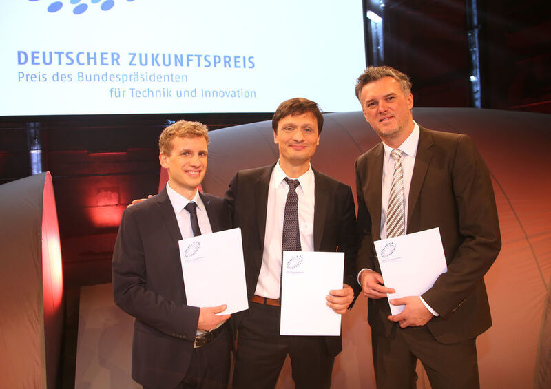 Dr.-Ing. Stefan Schulz (Mitte) mit seinen Team-Kollegen Dipl.-Ing. Adrian Andres und Matthias Baßler, M.Sc. haben maßgeschneiderte Hightech-Protesen entwickelt. (Deutscher Zukunftspreis)