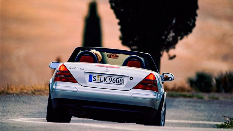 Das Fahrzeug wurde im Februar 2000 einer Modellpflege unterzogen. Mercedes-Benz änderte das Aussehen und bot andere neue Motoren an. Der kleinste Motor mit zwei Litern Hubraum wurde mit einem Kompressor leistungsmäßig aufgerüstet. Zum ersten Mal war auch ein Sechszylinder-Motor in der SLK-Baureihe erhältlich.  (Bild: Mercedes-Benz Classic Archive)