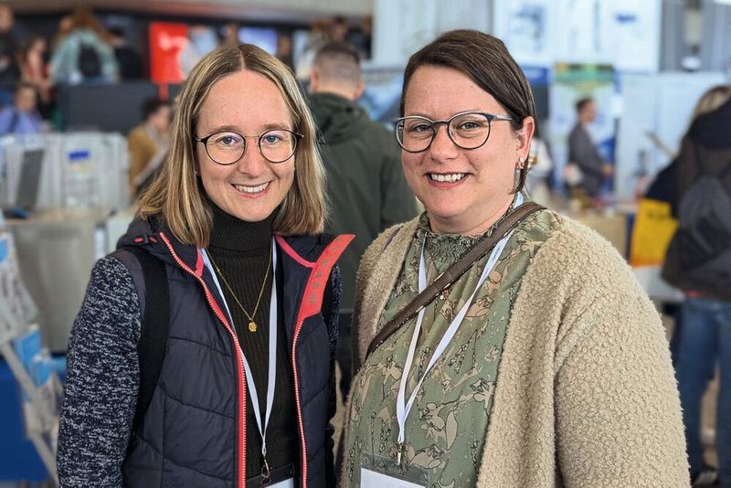 Besucherstimmen der LAB-SUPPLY Leverkusen 2025  Luisa Brakemeier und Natascha Luttmann von Taoasis GmbH:  Brakemeier: „Wir haben für heute die Chromatographie-Fortbildung von CS gebucht, die war schon sehr informativ in der ersten Hälfte. Jetzt in der Pause sehen wir uns noch in der Produktausstellung etwas um.“   Anmerkung: Besucher können auf einigen LAB-SUPPLY-Messen eine kostenpflichtige, sechsstündige Chromatographieschulung buchen. Dafür ist eine Voranmeldung auf der Seite von CS Chromatographie nötig.      Mehr Infos zu den kommenden LAB-SUPPLY-Messen finden Sie auf www.lab-supply.info (Bild: VCG – Lüttmann)