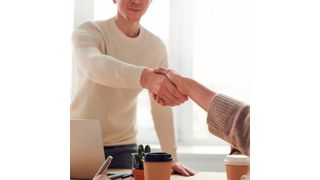 Die Mitarbeiter-Kunde-Beziehung ist essenziell und sollte kontinuierlich so gepflegt werden, dass sich keine gegenseitige Gewöhnung einstellt. (gemeinfrei)