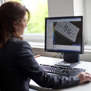 Konstruktionsingenieure sollen künftig nur noch das gewünschte Fertigteil in die Software eingeben, so das Ziel der Forscher – die Stadienfolge wird dann automatisch ausgelegt.