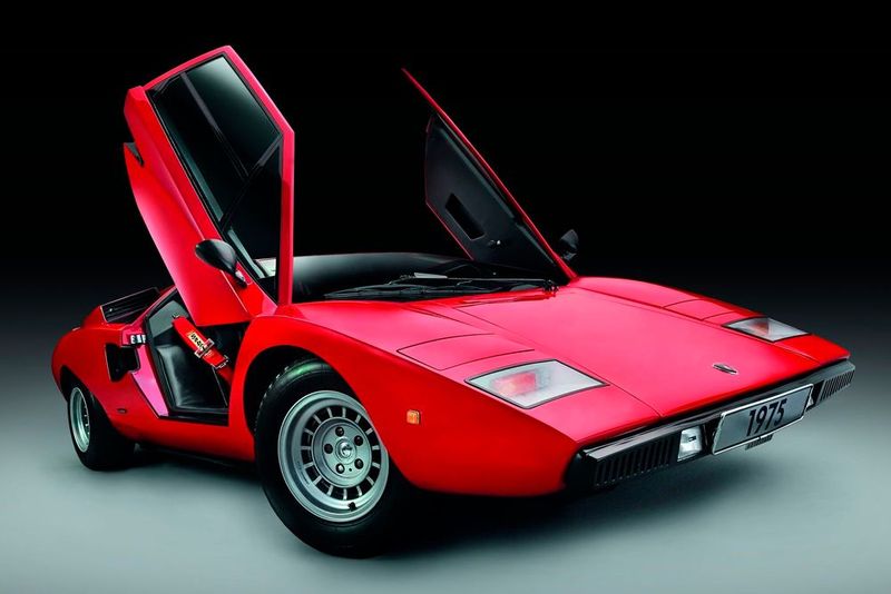 Echter Serienkeil: Der von 1974 bis 1978 gebaute Lamborghini Countach LP400 verfügt über eine V12-Motor mit vier Liter Hubraum und leistet 276 kW/375 PS. Der Countach verfügt über einen Gitterrahmen. Auf ihm ruht die Karosserie, die von Marcello Gandini aus dem Haus Bertone entworfen wurde. (Foto: Stephan Lindloff)