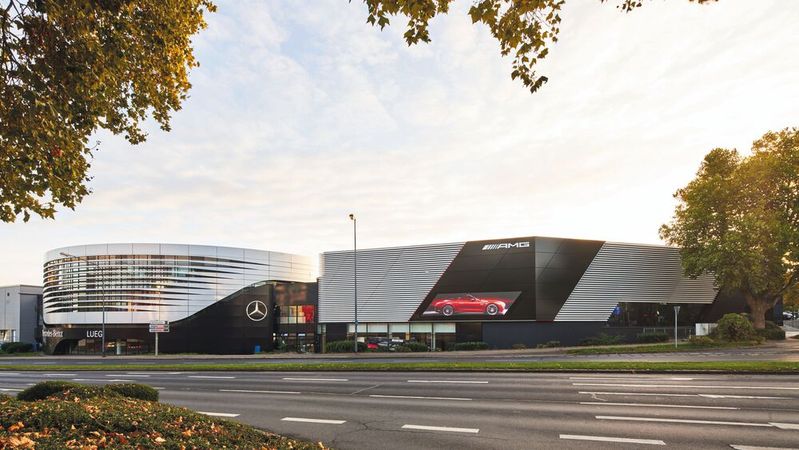 Im AMG Brand Center in Essen können Kunden in die Welt der Performance-Marke eintauchen.(Bild:  Fahrzeug-Werke Lueg)