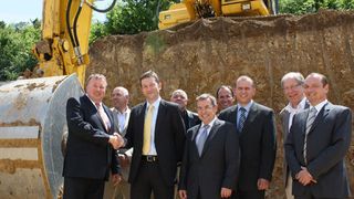 Dr. Jürgen Pföhler (links), Landrat des Kreises Ahrweiler, wünscht Andreas Stuber (3.v.l.), Geschäftsführer der Akro-Plastic GmbH, viel Erfolg für den Erweiterungsbau. Bild: Akro-Plastic (Archiv: Vogel Business Media)