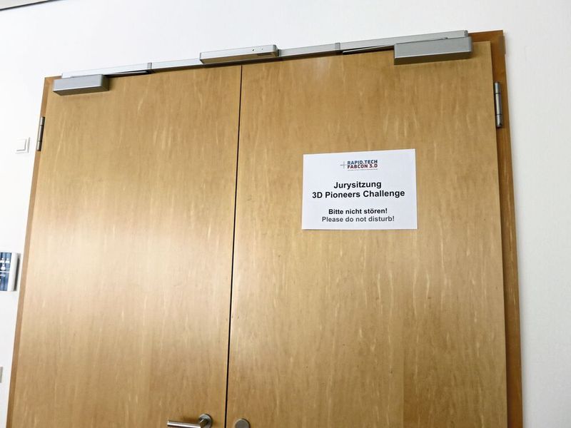 Wer möchte hier nicht gerne Mäuschen spielen? Am zweiten Messetag berät sich die Jury des Designwettbewerbs 3D Pioneers Challenge. (Bild: Schäfer / Devicemed)