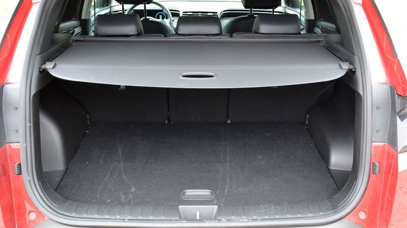 Reichlich Platz ist auch für Gepäck vorhanden. Wenn alle fünf Sitzplätze belegt sind, fasst der Kofferraum bis zu 620 Liter. (Bild: Michel/»kfz-betrieb«)