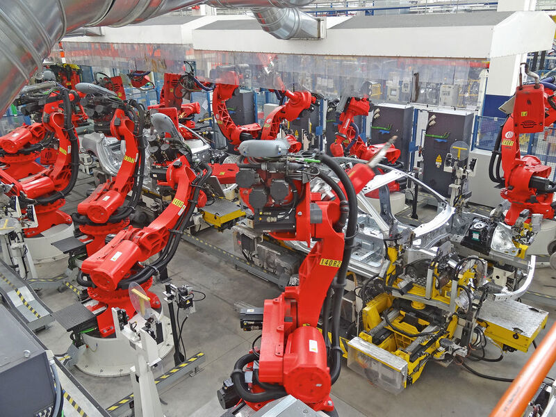 Während der gesamten Blechbearbeitung werden bei jedem Fahrzeug 4785 Schweißpunkte gesetzt; davon 1083 in Vorprozessen und 3702 in der Hauptphase – die meisten mit Robotern. (Bild:)