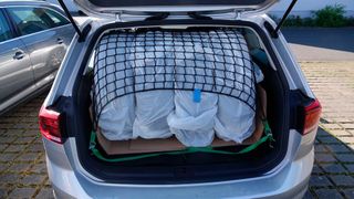 Der Reifenhändler muss den Kunden darauf hinweisen, dass Reifen, die nicht durch Spanngurte oder ähnliches gesichert sind, ein potenzielles Risiko für Leib und Leben darstellen.  (Bild: Rosenow – VCG)