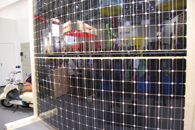 Dieses Glas-Glas-Modul mit 1,53 m x 3,30 m liefert bis zu 750 W. Hersteller: Galaxy Energy. (Archiv: Vogel Business Media)