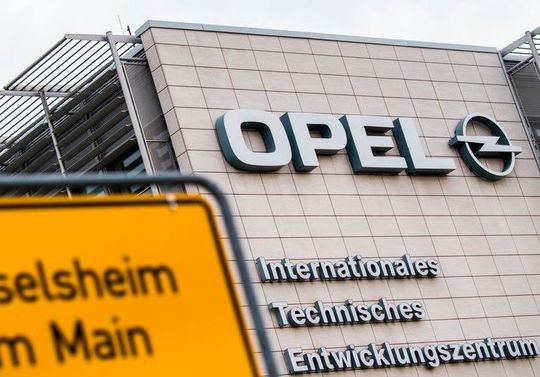 Versprechen nicht gehalten! Opel schließt in Rüsselsheim auch seinen Werkzeugbau. Die IG Metall spricht von Vertragsbruch.(Bild:  dpa)