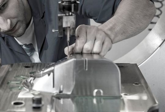 Der Bundesverband der Deutschen Industrie (BDI) hat in einer Blitzumfrage nichts Schönes feststellen müssen. Laut Ergebnis ist die Lage am Standort Deutschland nicht rosig. Fast die Hälfte der Befragten verlagert die Produktion schon, oder denkt zumindest darüber nach ...(Bild:  Picturefoxy-4.0)