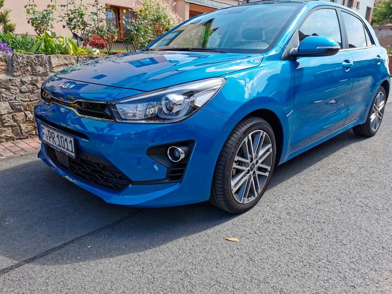 2. Die wahrnehmbare Größe des Kleinen: Auch im Kleinwagensegment sind die Fahrzeuge in den vergangenen Jahren gewachsen. Mit einer Länge vin 4,07 Meter, einer Breite von 1,73 Meter und einer Höhe von 1,45 Meter sowie einem Radstand von 2,58 Meter wirkt der Rio keinesfalls wie ein Winzling. In den 90er-Jahren hätte er es mit diesen Werten locker mit einem Golf 3 aufnehmen können, der bekanntermaßen ein Kompaktwagen ist.   (Bild: Otto/Vogel Communications Group)