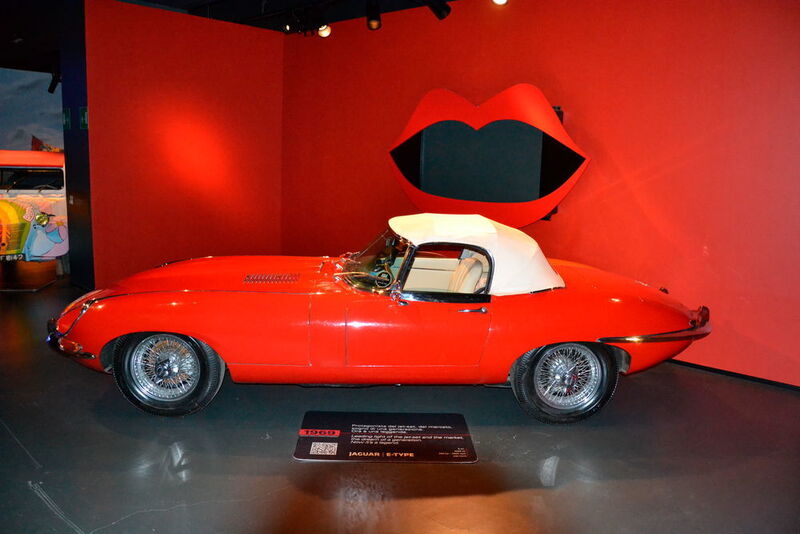Der Jaguar E-Type ist eine Legende in Rot: 1969 mit 240 Stundenkilometern über die Piste zu fahren, das war sicher ein richtig cooles Gefühl. (Michel / »kfz-betrieb«)