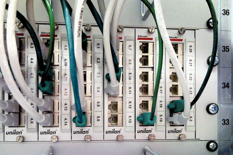 Le nouveau réseau est constitué d'un câblage de communication de classe EA équipé de câbles de catégorie 7 et de composants de catégorie 6A, offrant d'importantes réserves de capacité. (Image: Daetwyler) (Archiv: Vogel Business Media)