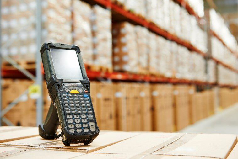Logistikmitarbeiter arbeiten häufig mit Scannern, die meist unhandlich sind.