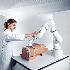 Kuka präsentiert auf der Medica zahlreiche klinische Anwendungen, in denen Roboter eingesetzt werden.