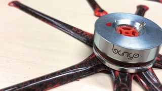 Exiter: Durch ein spezielles Federelement aus Kunststoff kommen Biegeschallwandler auch bei hohen Leistungen ohne zusätzliche Kühlung aus. (Benjamin Grisin)