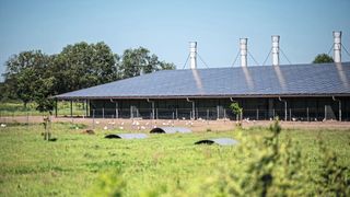 Die Nutzung landwirtschaftlicher Flächen und Gebäude für die Photovoltaik ist ein bedeutender Trend in der Energiewende.
 (Bild: Helukabel)