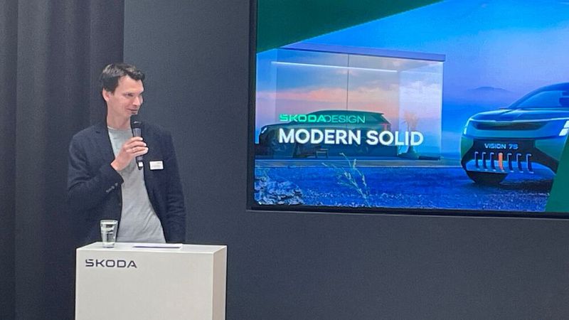 Jan-Hendrik Hülsmann flankierte die Einblicke in die Zukunft der Marke mit ein paar Zahlen zur wirtschaftliche Entwicklung. Der Deutschland-Geschäftsführer ist zuversichtlich, dass sich der Wachstumskurs von Skoda fortsetzt. (Bild: Grimm – VCG)