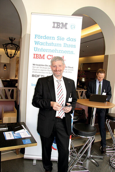 Rudolf Paul, IBM, erwartete die zahlreichen Gäste für One-on-One-Meetings am Meeting-Point. (Bild: Vogel IT-Akademie)