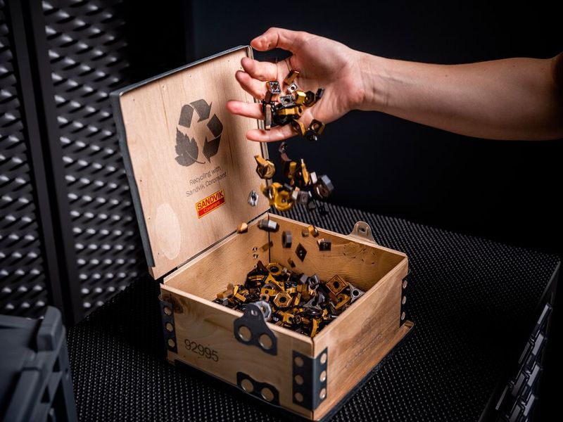 Kobalt und andere Elemente, die Zerspanungswerkzeuge aus Hartmetall erst möglich machen, gibt es nicht unbegrenzt. Deshalb will Sandvik Coromant Nachhaltigkeitsprogramme verfolgen, die etwa die Reparatur oder das Recycling von Werkzeugen erlauben. (Bild: Sandvik Coromant)