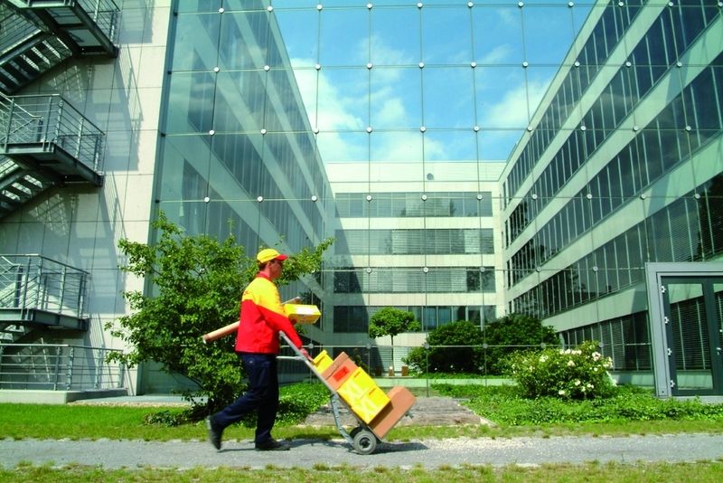 Rechtzeitig zum Arbeitsbeginn um 8.30 Uhr morgens liefert DHL die defekten Laptops in der Asus-Werkstatt im niederländischen Emmen ab. Bilder: DHL (Archiv: Vogel Business Media)
