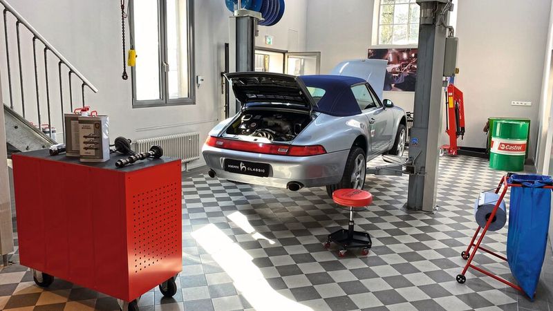 Mit dem Standort Hahn Classic bietet die Hahn-Gruppe (VW-Konzern-Marken) Kunden mit historischen Fahrzeugen seit diesem Jahr eine neue, spezialisierte Anlaufstelle. Interessenten aus der Region steht zugleich eine Eventlocation zur Verfügung. Wichtiges Ereignis in diesem Jahr war noch die Neuberufung zweier Geschäftsführer: Klaus Stockhausen, vormals bei der Voets-Gruppe in Braunschweig, verantwortet jetzt die Geschäfte von Hahn Automobil-Holding. Markus Keller ist fortan für das Feld der Finanzen zuständig. (Bild: Hahn-Gruppe)