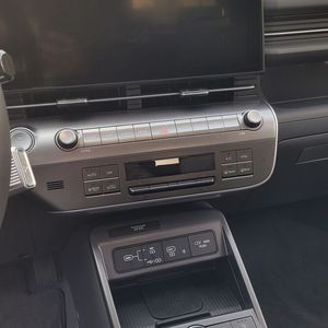 Auf der Mittelkonsole gibt es viele Schalter. Dennoch wirkt das Design klar und strukturiert.(Bild:  Wehner - VCG)