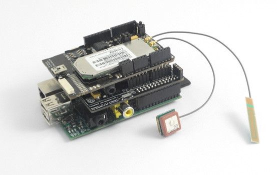 Raspberry Pi und Cooking Hacks: samt 3G + GPS Shield (Bild: Cooking Hacks)