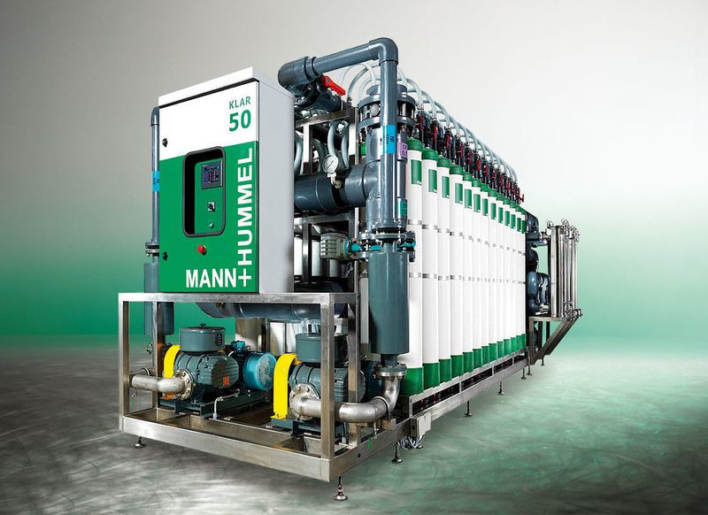 Mann+Hummel bietet ein neu konzipiertes modulares Anlagendesign und ein optimiertes Strömungskonzept für die Mikro- und Ultrafiltration von Wasser. Vorteile sind deutliche Energie- und Raumeinsparungen, höhere Filtrationsleistung und verbesserte mechanische Reinigung.  (Bild: Mann+Hummel)