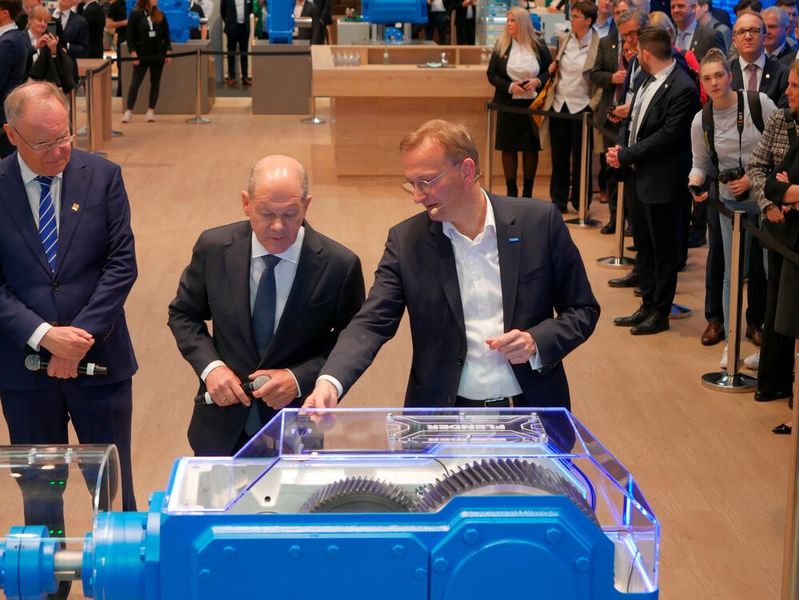 Beim Antriebsspezialisten Flender demonstrierte Andreas Evertz, CEO der Flender-Gruppe, wie digital die Entwicklung von neuen Getrieben mittlerweile ist.  (Bild: Sandro Kipar/VCG)