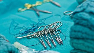 Das Projekt E-Suture 2.0 untersucht Nahtmaterial für Weichgewebe, welches das Einschneiden der Naht in das Gewebe verhindern bzw. minimieren soll. (Bild: Stephan Morrosch - stock.adobe.com)