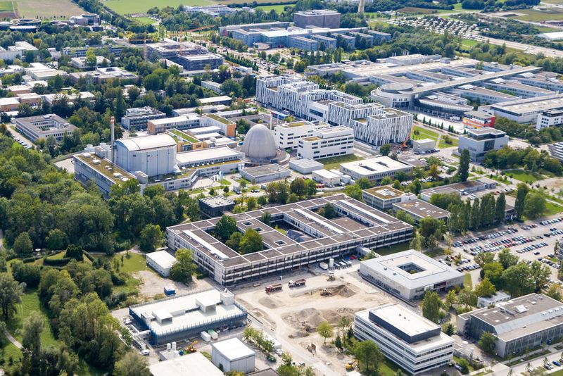 Luftaufnahme des Geländes der Forschungsneutronenquelle Heinz Maier-Leibnitz (FRM II) mit den neuen Gebäuden des Heinz Maier-Leibnitz Zentrums (MLZ). (ProLehre / TUM)