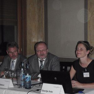 Claus Rättich, Mitglied der Geschäftsleitung der Nürnberg Messe (Mitte) erwartet eine "stabile Powtech 2013". Links Prof. Dr. Heribert Häusler, Vorstandsmitglied der APV – Arbeitsgemeinschaft für pharmazeutische Verfahrenstechnik; rechts Geertje Ihde, Pressereferentin der Nürnberg Messe.