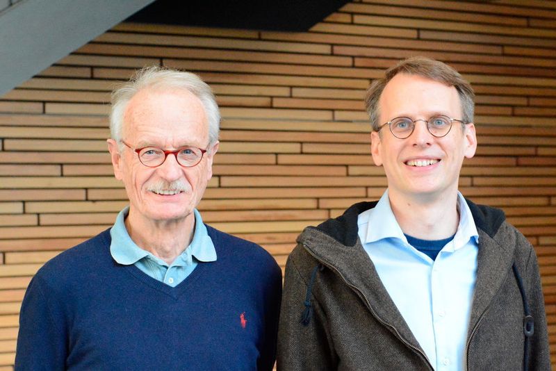 Prof. Dr. Holk Cruse (l.) und Dr. Malte Schilling haben eine Software-Architektur entwickelt, die dem Roboter Hector zu Selbstwahrnehmung verhelfen soll. (CITEC/Universität Bielefeld)