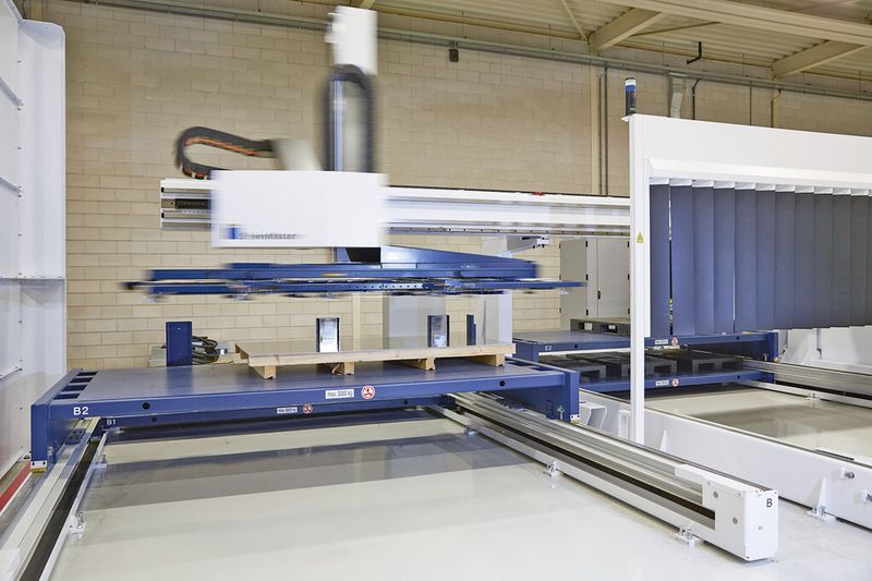 Das automatische Be- und Entladen der Stanz-Laser-Maschine übernimmt der Sheetmaster. Er legt die Teile sortiert auf Wagen oder Paletten ab. (Bild: Trumpf)