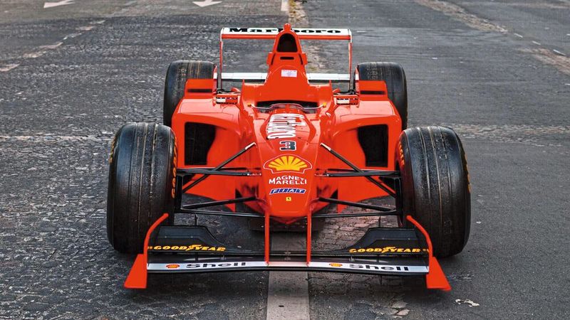 Bei der Konstruktion des F300 musste sich Rory Byrne mit bedeutenden Regeländerungen auseinandersetzen, die die vorherrschenden aerodynamischen Lösungen für das Design von Formel-1-Autos stark beeinflussten. Dazu gehörten vor allem die Verkürzung der maximalen Fahrzeugbreite um fast sieben Zentimeter, der Verzicht auf Rennslicks zugunsten von Rillenreifen und eine Reihe neuer Regeln für die Konstruktion und Größe der Bremsanlagen. (Bild: Kevin Van Campenhout ©2022 Courtesy of RM Sotheby’s)